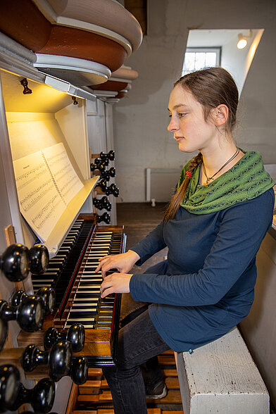 Kantorin Brodersen an der Hesse-Orgel in Möbisburg