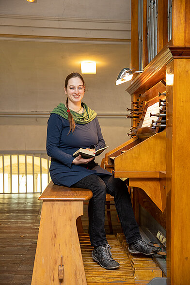 Kantorin Brodersen an der Jehmlich-Orgel in Bischleben