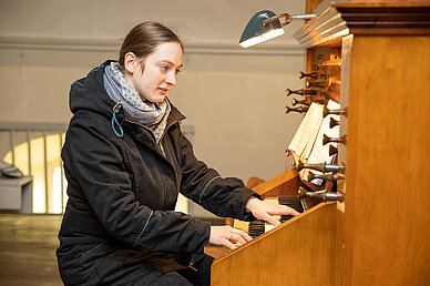 Kantorin Brodersen an der Jehmlich-Orgel in Bischleben